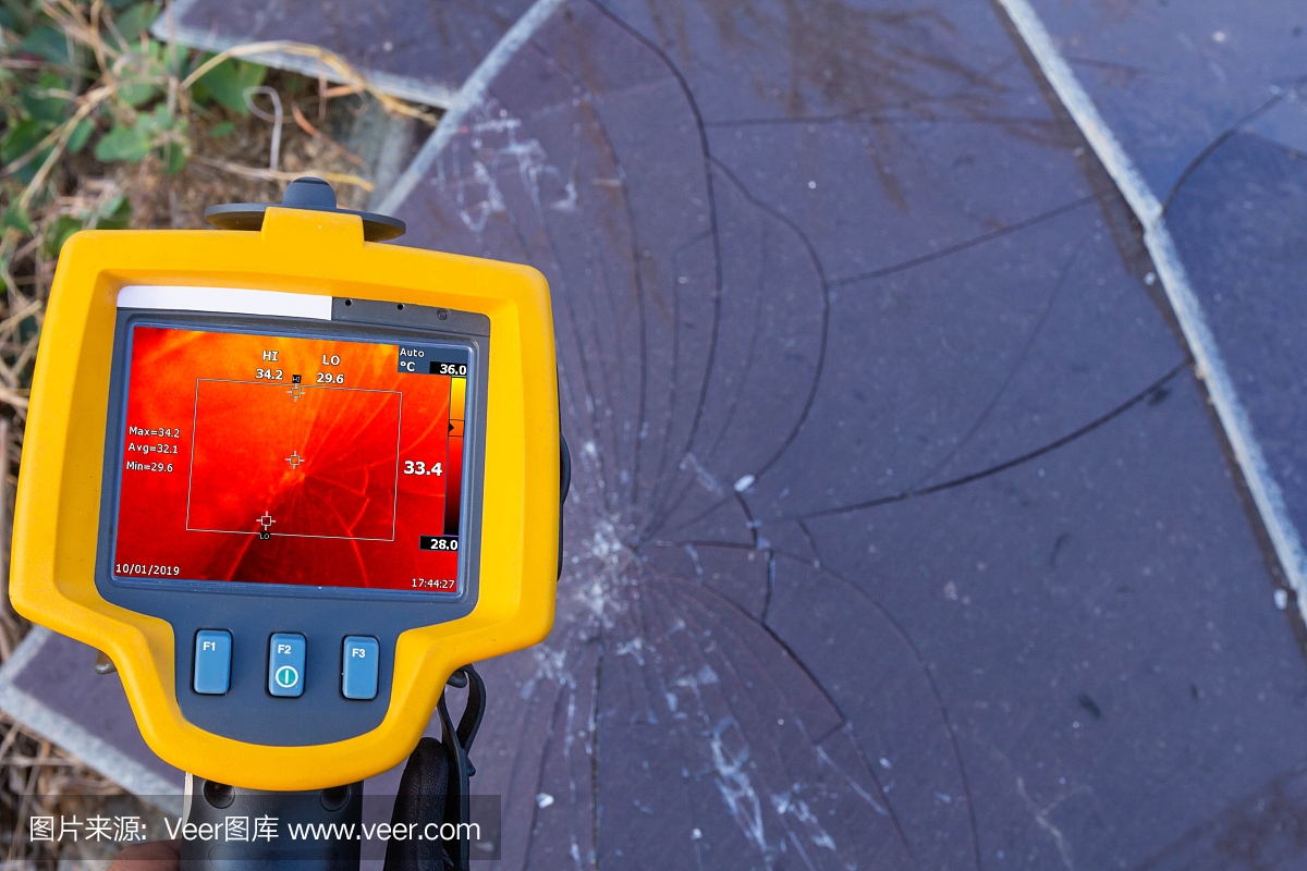 熱掃描(熱成像相機(jī)),工業(yè)設(shè)備,用于檢查內(nèi)部溫度的機(jī)器進(jìn)行預(yù)防性維護(hù),這是太陽(yáng)能電池板裂紋