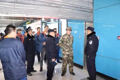 青島軌道交通消防大隊(duì)深入地鐵各站點(diǎn)開(kāi)展夜間錯(cuò)時(shí)檢查