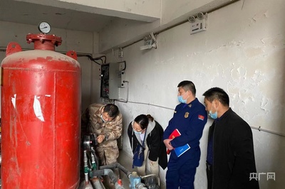 新疆昌吉:消防救援隊(duì)開(kāi)展消防產(chǎn)品專項(xiàng)檢查